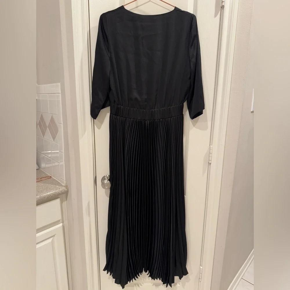 NWT FABIANA FILIPPI $1460 Black Satin V-Neck 3/4 Sleeve Pleated Dress Size IT44